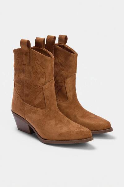 TRENDYOL SHOES Kamelfarbene Wildleder-Cowboystiefel für Damen mit 5,5 cm Absa...