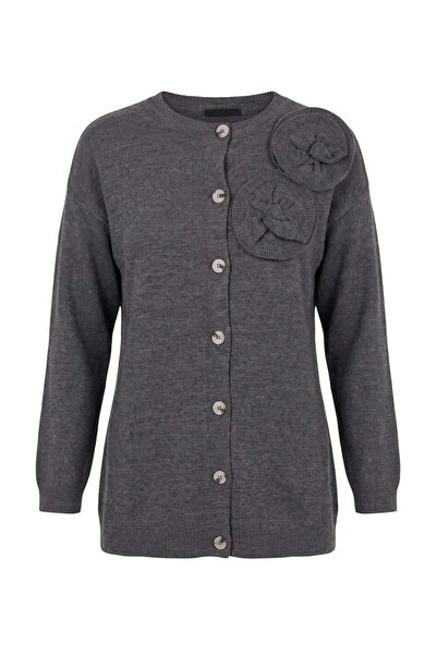Trendyol Modest Anthrazitfarbene Strickjacke mit Blumenapplikation und detail...