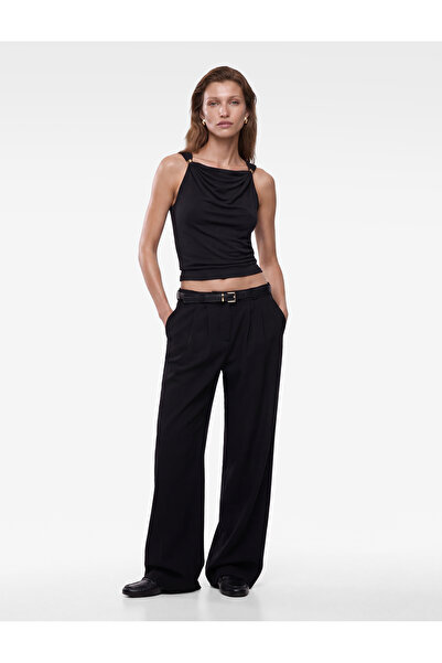 Koton Slim Fit Metal Aksesuarlı Drapeli Viskon Degaje Yaka Kolsuz Bluz