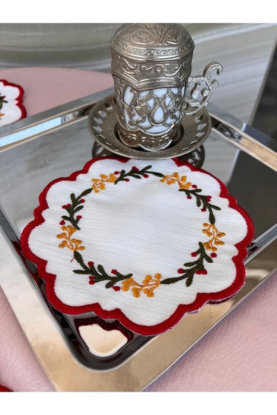 Kahve yanı sunum, kırmızı çiçekli, peçetesi