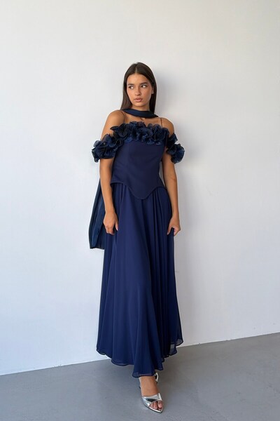 Serica Moda Μπλε ναυτικό βραδινό φόρεμα με λεπτές τιράντες και πλισέ λεπτομέρ...