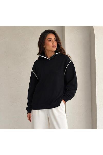 herkesemoda سويت شيرت بقلنسوة مزين بخياطة مزخرفة على ياقة وحواف الأكمام، مصنوع من خيطين.