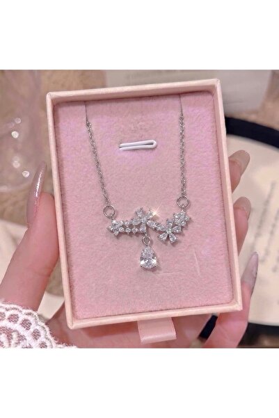 Heda Jewelry قلادة ساكورا لايت - قلادة أنيقة بتصميم زهرة مرصعة بحجر الزركون ا...