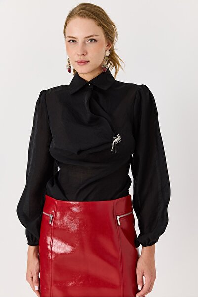 Raneel Kazançlı Alışveriş Γυναικεία μπλούζα με λεπτομέρεια σε σχήμα καρφίτσας...