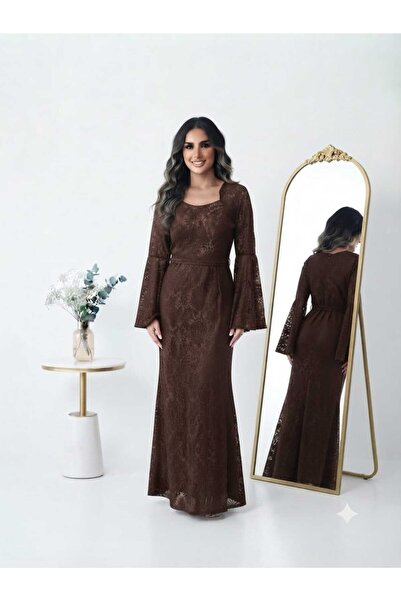 DAY BY DAY فستان سهرة طويل مصمم بالكامل من الدانتيل الناعم، ويتميز بأكمام جرس...
