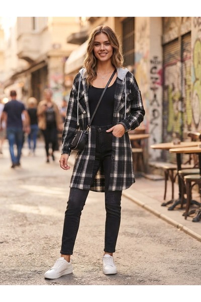 Polologin Butik قميص نسائي من Polologin بنمط منقوش باللونين الأسود والأبيض مع...