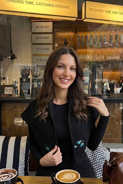 LAGRANZE Embroidered Women's Triangle Shoulder Scarf