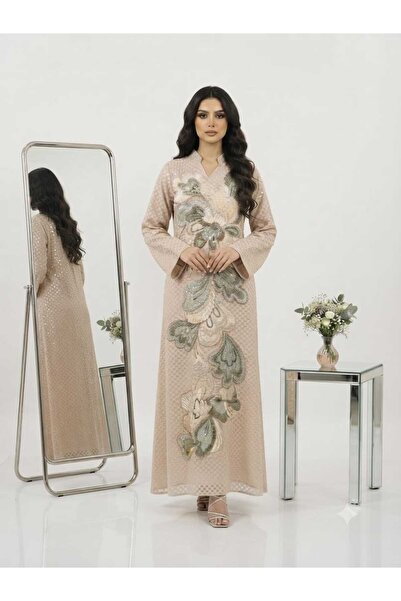 DAY BY DAY جلابية نسائية فاخرة تتميز بتصميم محتشم وأنيق، ومزينة بتطريزات زهري...