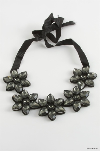 ZERO LAND Spt-Gld Floral Stone Collar (03603) Necklace Anthracite
