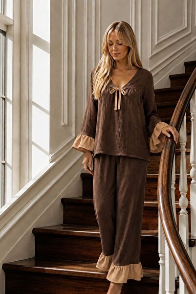 BELLA NOTTE Kahverengi Müslin Kumaş Fırfır Detaylı Bağcıklı Uzun Kollu Pijama...