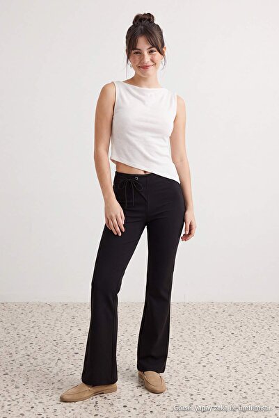 Trendyol Kollektion Schwarze, flexibel sitzende, figurbetonte Flare-Hose mit ...