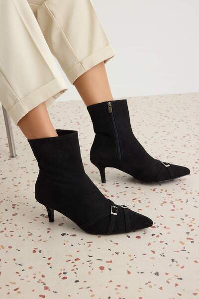 TRENDYOL SHOES Μαύρη αγκράφα ζώνης με λεπτομέρεια σε μυτερή μύτη 6 εκ. Γυναικ...