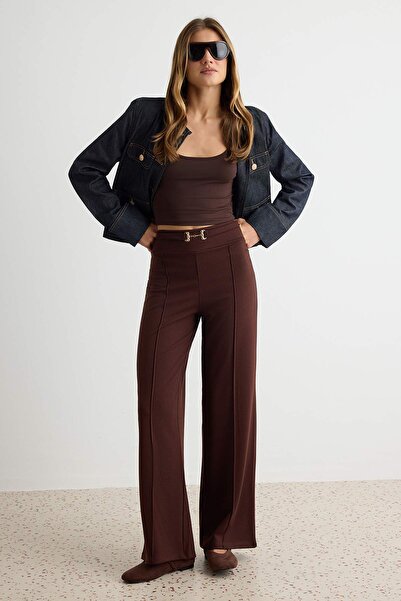 Trendyol Collection بنطلون محبوك واسع الساقين بتفاصيل مشبك بني اللون TWOAW26P...