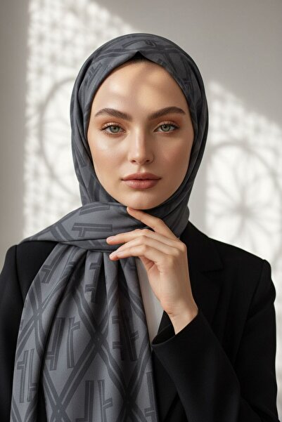 Vissona KREP MONOGRAM DESENLİ FÜME RENKLİ 75X195 KIRIŞMAZ ŞAL