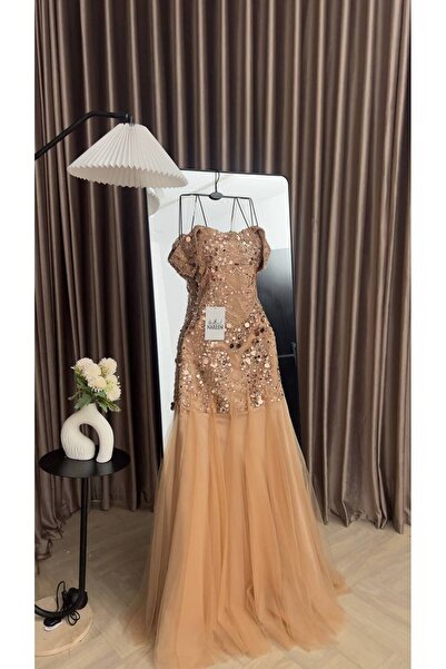 Nareen Fashion فستان سهرة فاخر بلون البيج الذهبي ✨ بتصميم أنيق يبرز القوام، م...