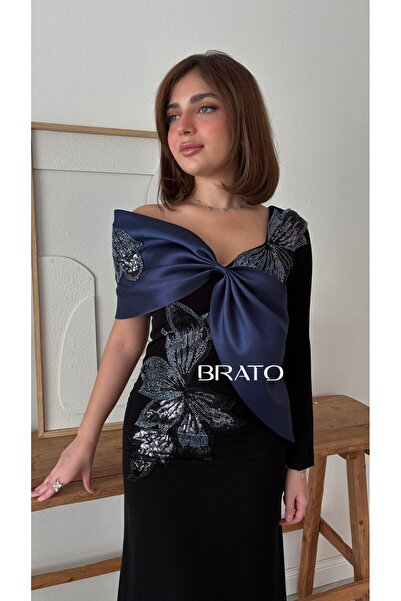 BRATO فستان سهرة أسود طويل بفيونكة كحلية وتطريز فراشات لامع