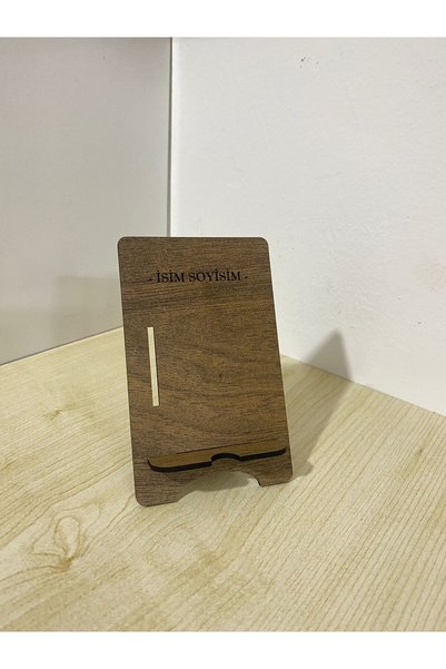İsme Özel Minimalist Ahşap Telefon Standı – Şarj Kanallı Masaüstü Tutucu (Açık & Koyu Renk Seçenekli)