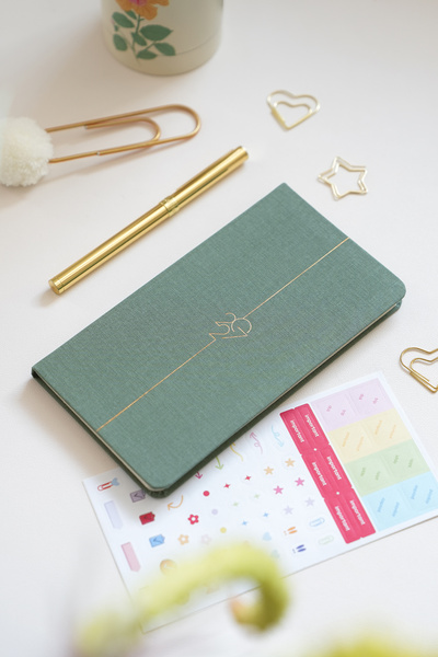Matt Notebook 2027 Anul 2027 Agendă săptămânală din in 9x17 cm, 12 luni, verde