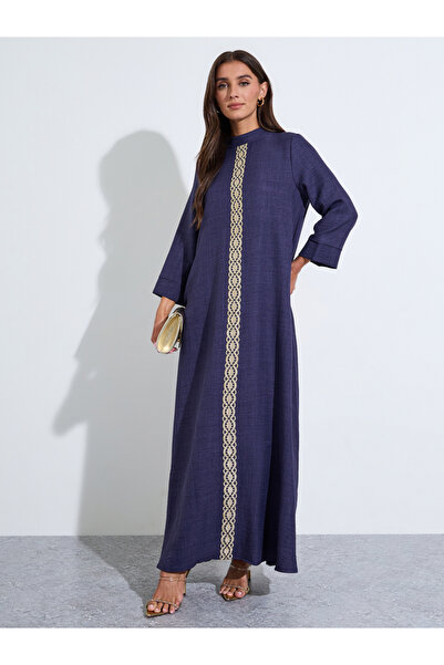 Amirah By Styli جلابية بياقة عالية ومطرزة من الأمام