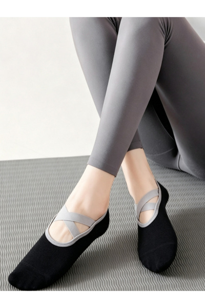 Styli Black Solid Cross Over Straps Silicon Pad Yoga Socks