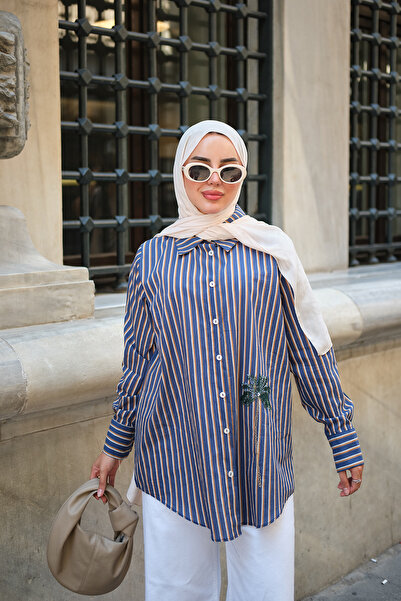 LOCCO قميص نسائي مخطط بتفاصيل مطرزة بالزهور من الأمام باللون الأزرق الداكن