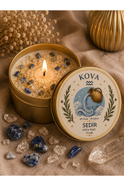 Kova Burcu Soya Wax Mum 75 Gr – Doğal Taşlı, Sedir Kokulu, Gold Teneke, Burç Temalı Dekoratif Mum