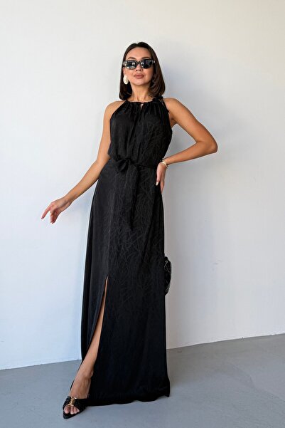 Serica Moda Μαύρο σατέν φόρεμα με λεπτομέρεια δεσίματος και σκίσιμο