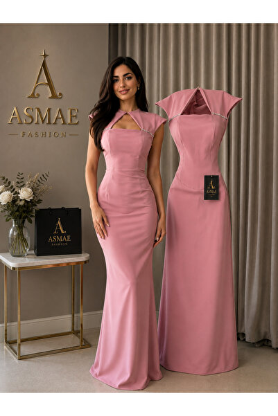Asma Fashion فستان سهرة أنيق باللون الوردي الهادئ، يتميز بقصة طويلة وضيقة تبرز جمال القوام. تصميم راقي سهره
