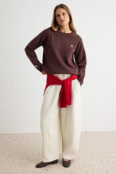 Trendyol Kollektion Braunes, dickes Strick-Sweatshirt mit Grafik-Stickerei „D...
