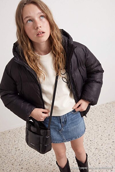 TRENDYOLKIDS Schwarzer, schlichter/Basic-Kapuzen-Daunenmantel für Mädchen TKD...