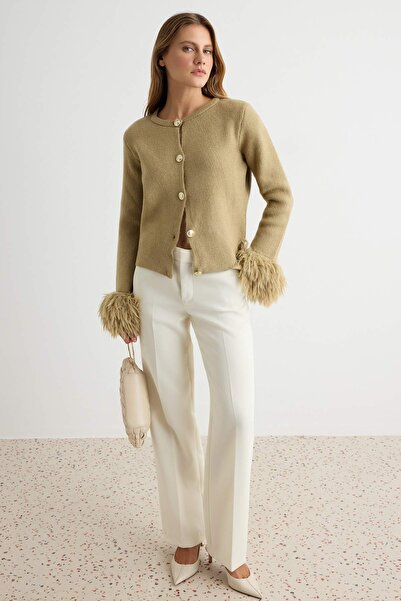 Trendyol Kollektion Khakifarbene Strickjacke mit weicher Textur und Knopfdeta...