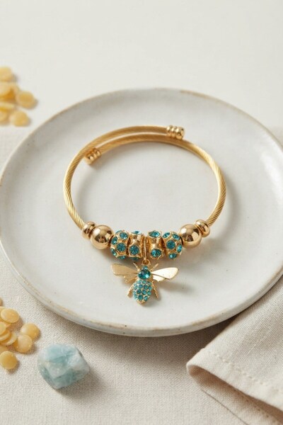 Inure Jewelry Green Bee Model Charm Bracelet
