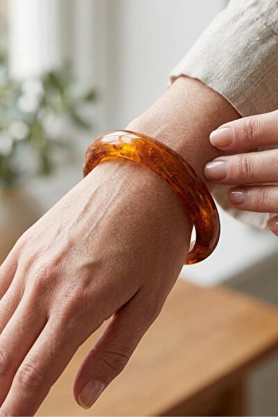 Tudors Women's Amber Look Glossy Surface Thick Rigid Form Bracelet