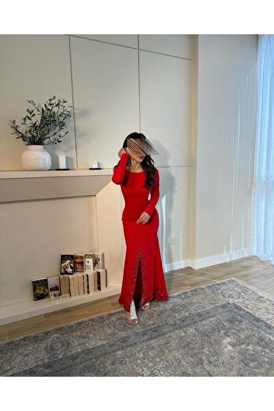Angelinaa فستان سهرة طويل باللون الأحمر بتصميم أنثوي راقٍ وقصة محددة على الجس...