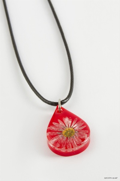 ZERO LAND Spt-Gld Daisy Oval Epoxy (50233) Pendant Red