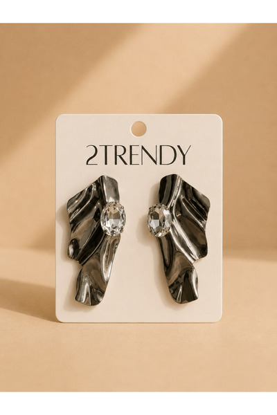 2TRENDY حلق فضي بتصميم غريب ومميز مرصع بكرستال لامع