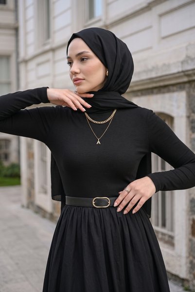 Zeneva Collection Rochie lungă neagră închisă, cu decolteu tip bicicletă și centură