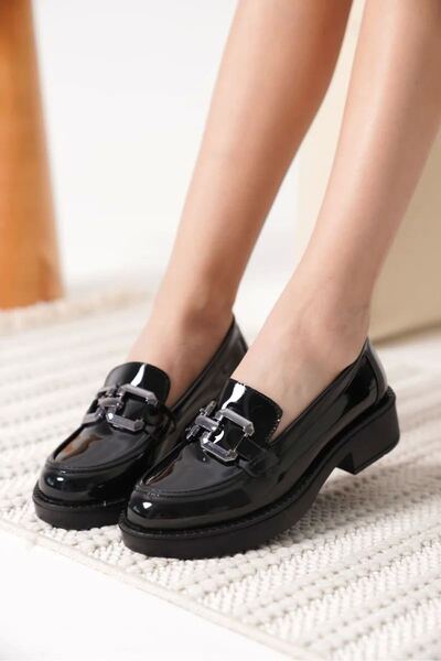 Kadın Rugan Siyah Gümüş Tokalı Loafer TR17MS02B