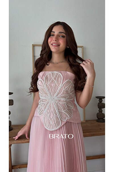 BRATO فستان سهرة وردي بليسيه بتطريز