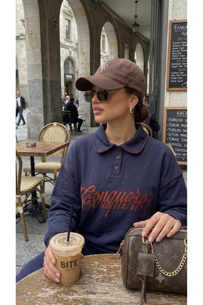 DOLCE QUEEN سويت شيرت نسائي كبير الحجم بتفاصيل مطرزة وياقة بولو وطباعة نصية ل...