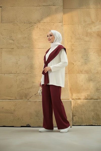 Bliss طقم من قطعتين مناسب للنساء المحجبات، بتصميم مريح من الأعلى والأسفل مع تفاصيل ربط على الكتف.