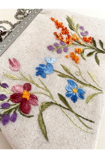 Arzu Demir 25x15 cm wildflower themed 100% hand-embroidered linen light vintage bag