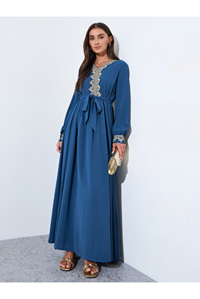 Amirah By Styli جلابية نسائية زرقاء مطرزة بياقة على شكل V مع حزام من القماش