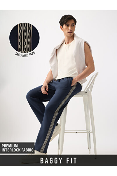 The Souled Store By Styli بنطلون رياضي رجالي فضفاض باللون الأزرق البحري مع شر...