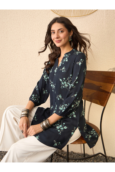 AHIKA By Styli بلوزة تونيك من مزيج الرايون مطبوعة بالزهور باللون الأزرق البحري