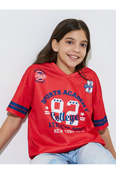 Styli تي شيرت كبير الحجم للفتيات المراهقات بطباعة جرافيكية حمراء وياقة على شكل V