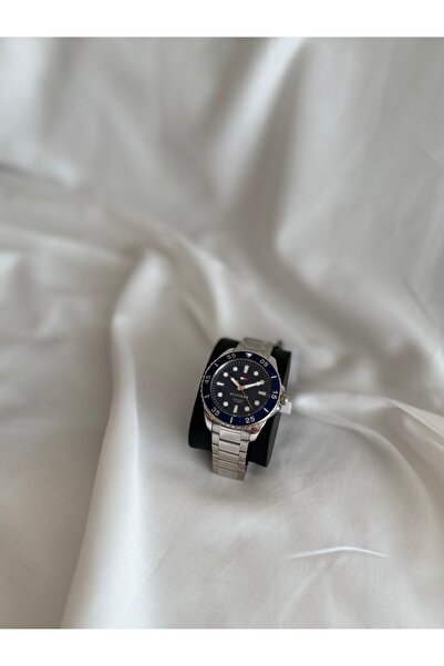 Tommy Hilfiger saat