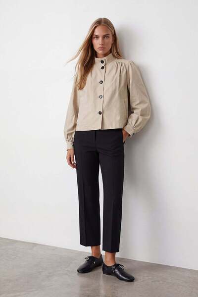Trend Alaçatı Stili Women's beige stand collar lined short trench coat alc-x1...