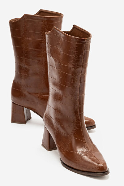 by selvi Lukka Shoes حذاء نسائي من Loki بلون تان بنمط جلد التمساح يصل إلى أسف...
