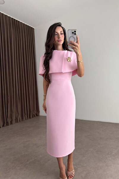 Büşra Doğramacı Diana Pastel Pembe Broşlu Midi Elbise
